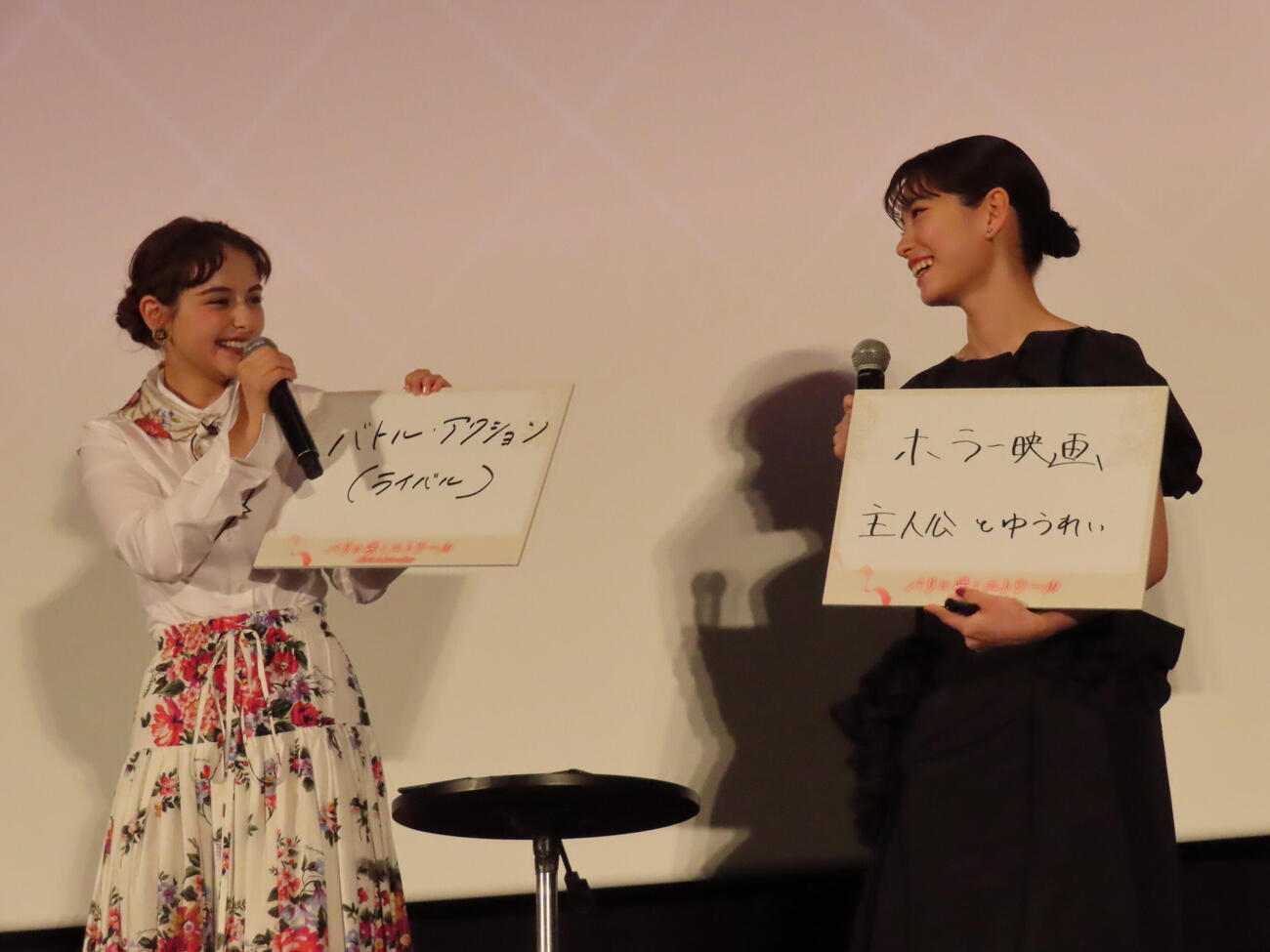 問題の回答を一致させる企画に挑戦した當真あみ（右）と嵐莉菜