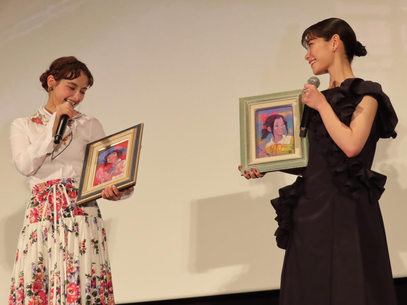 劇場アニメ「パリに咲くエトワール」公開御礼イベントに登壇した當真あみ（右）と嵐莉菜