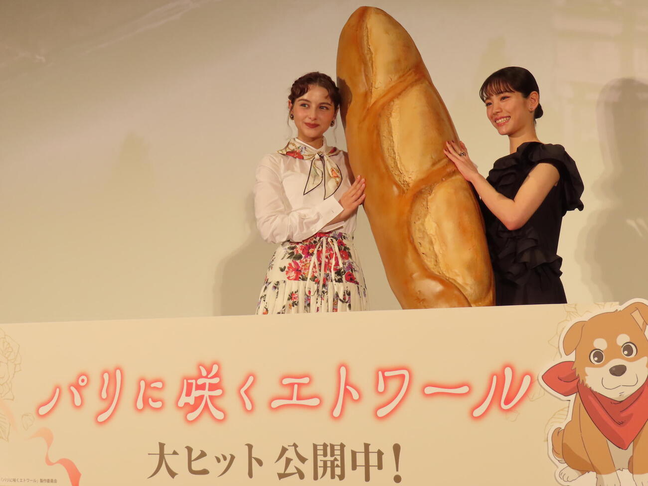 劇場アニメ「パリに咲くエトワール」公開御礼イベントに登壇した當真あみ（右）と嵐莉菜