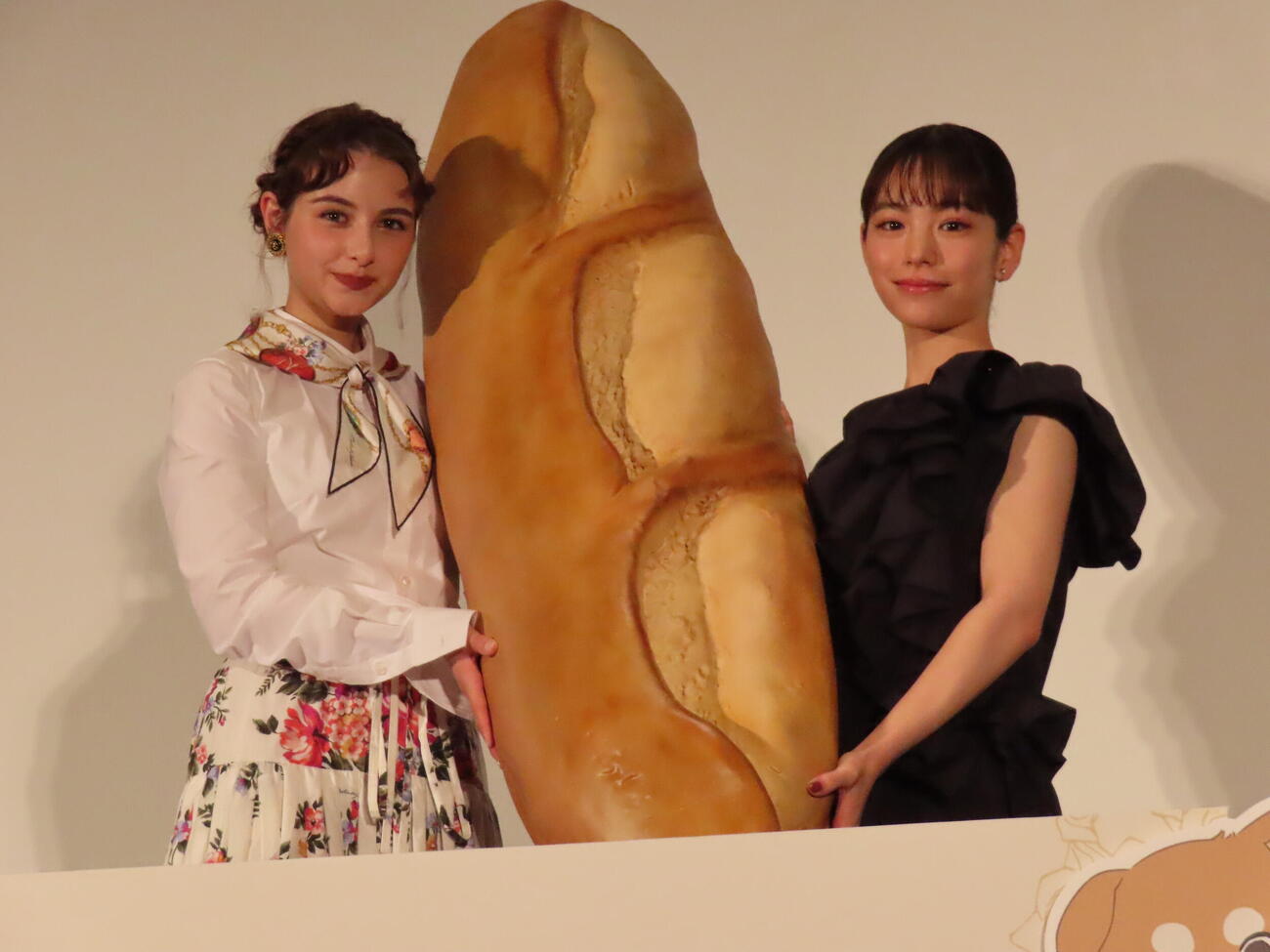 劇場アニメ「パリに咲くエトワール」公開御礼イベントに登壇した當真あみ（右）と嵐莉菜