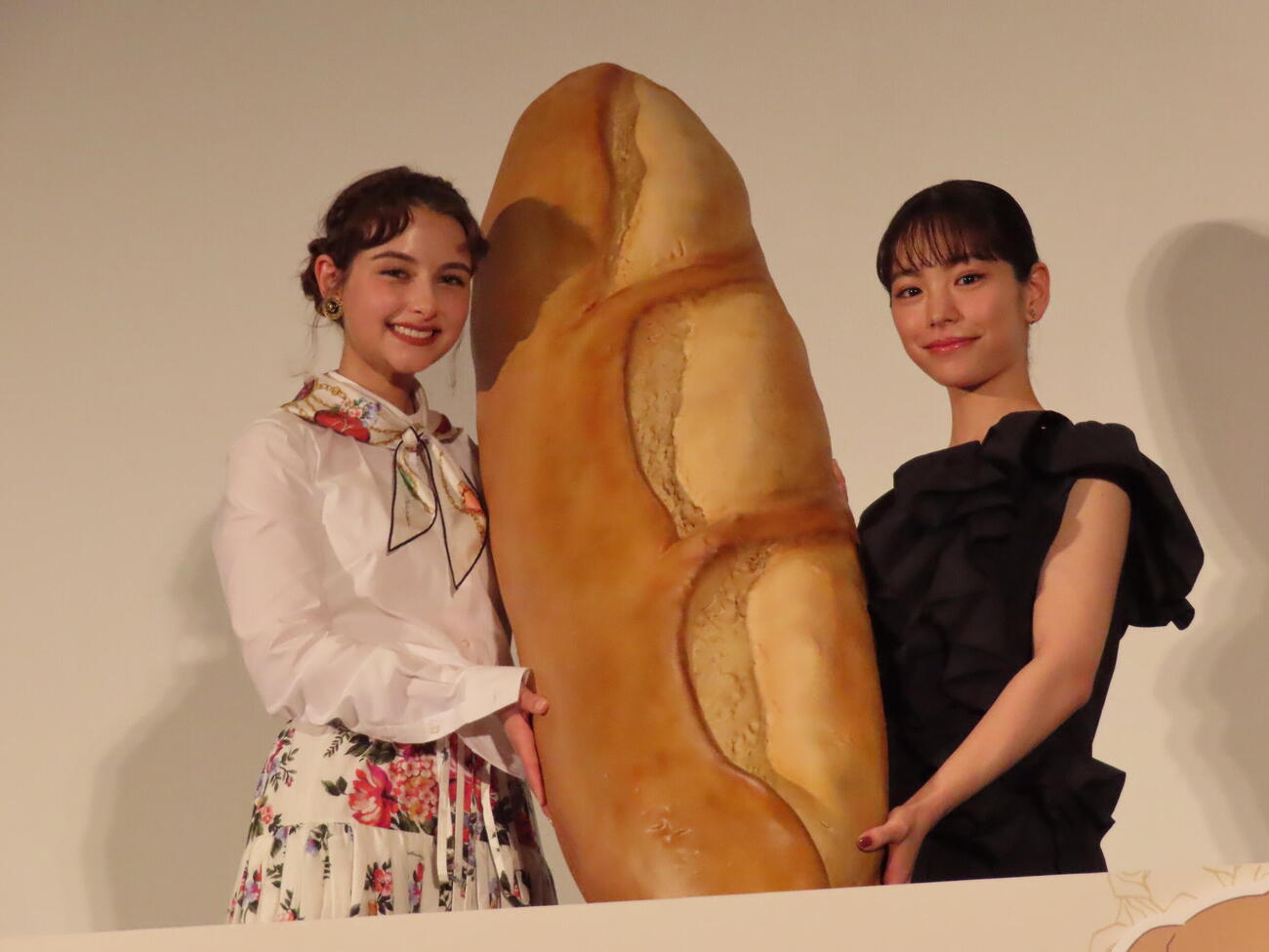 劇場アニメ「パリに咲くエトワール」公開御礼イベントに登壇した當真あみ（右）と嵐莉菜