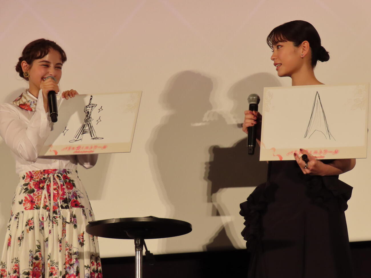問題の回答を一致させる企画に挑戦した當真あみ（右）と嵐莉菜