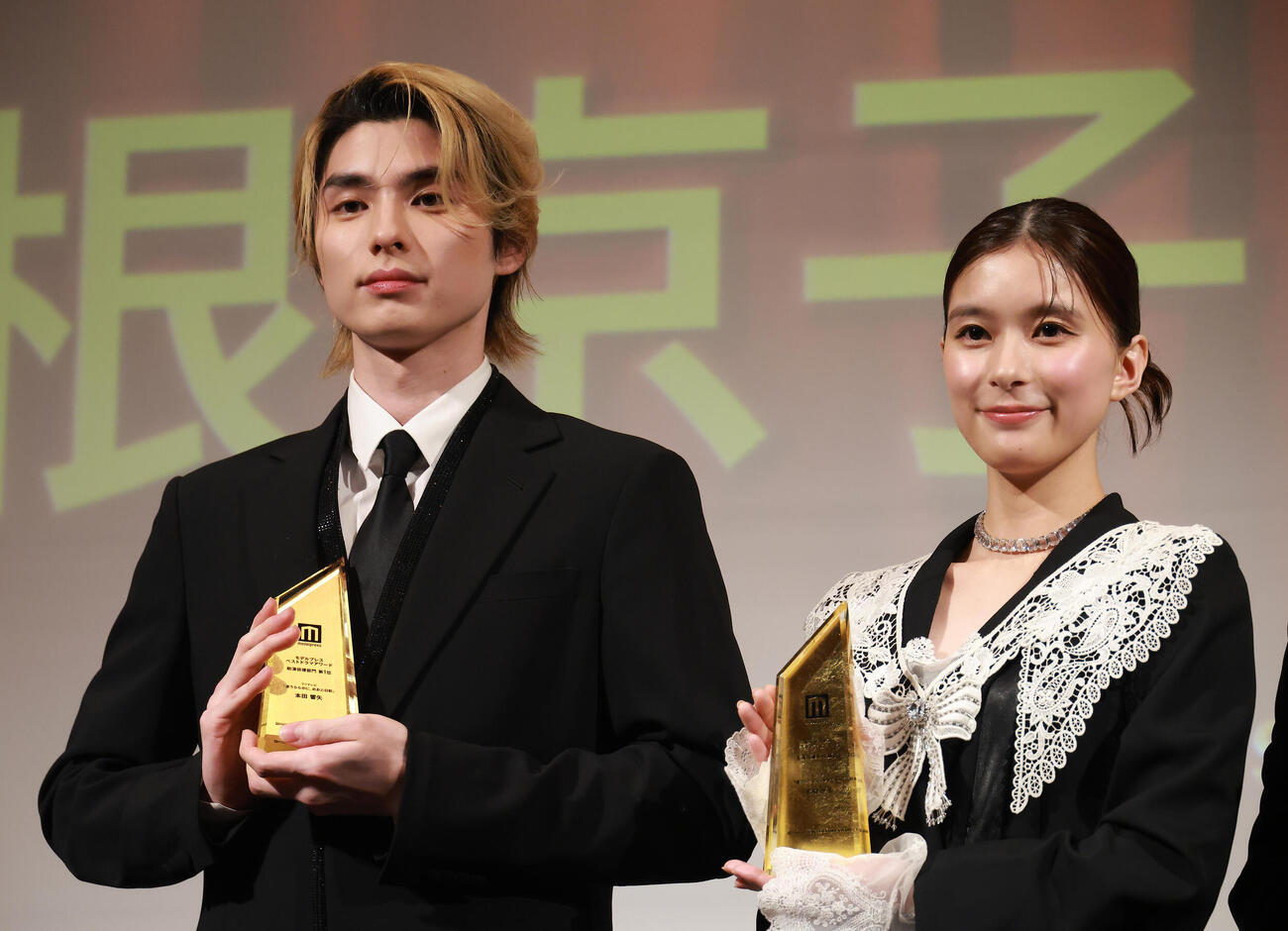 「モデルプレス　ベストドラマアワード」助演俳優部門1位の本田響矢（左）と主演女優部門1位の芳根京子（撮影・中島郁夫）