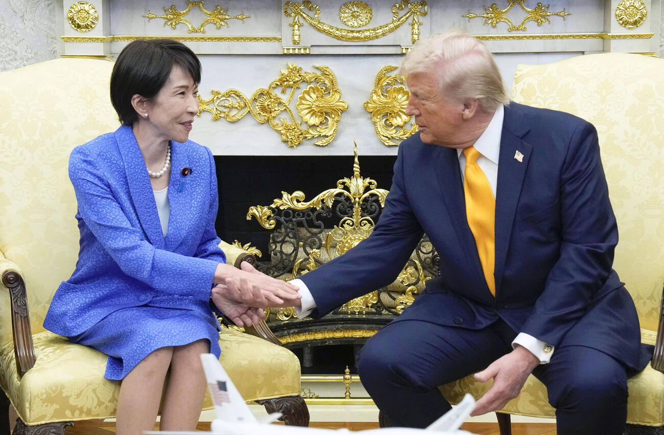 会談で握手を交わす高市首相（左）とトランプ米大統領（共同）