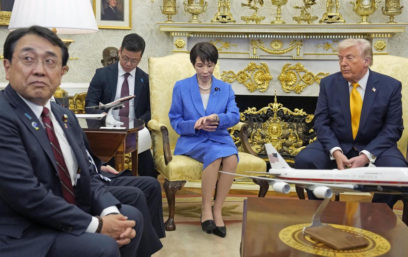 トランプ米大統領（右端）との会談中に時計を見る高市首相（右から2人目）＝19日、ワシントンのホワイトハウス（共同）