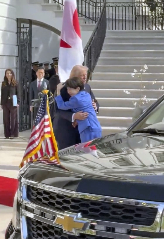 首脳会談を前に、トランプ米大統領とハグを交わす高市首相（手前）（ホワイトハウスのXから）（共同）