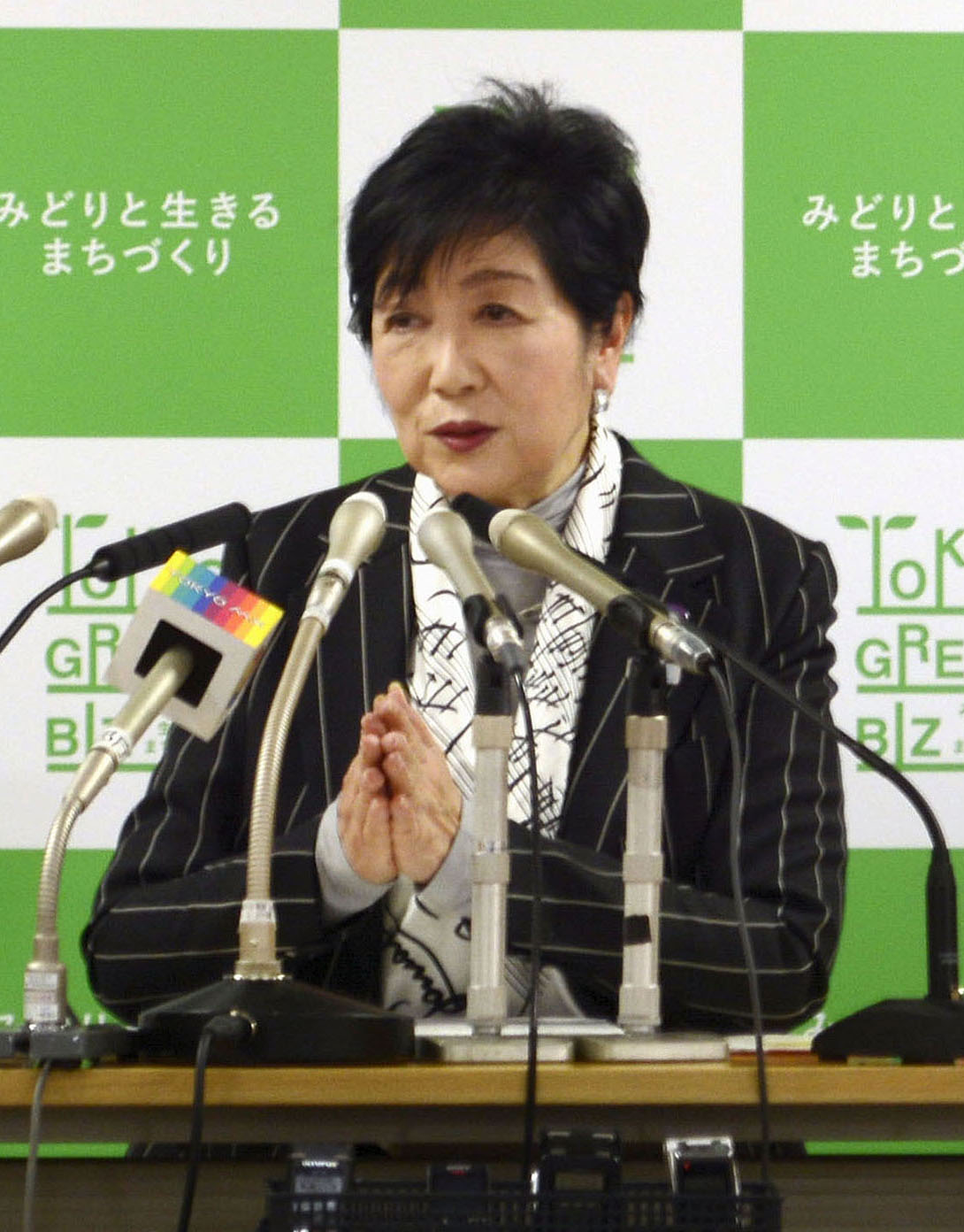 記者会見する東京都の小池百合子知事(共同)