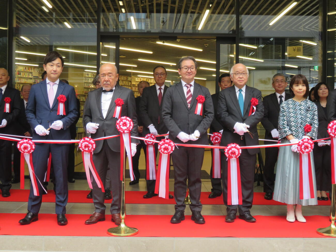 三省堂書店神田神保町本店のオープニングセレモニーのテープカットに望む、左から樋口高顕千代田区長、北方謙三氏、亀井崇雄三省堂社長、浅田次郎氏、俵万智氏