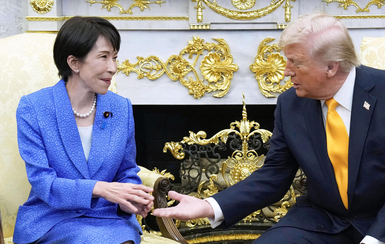 ホワイトハウスで会談する高市首相（左）とトランプ米大統領（共同）