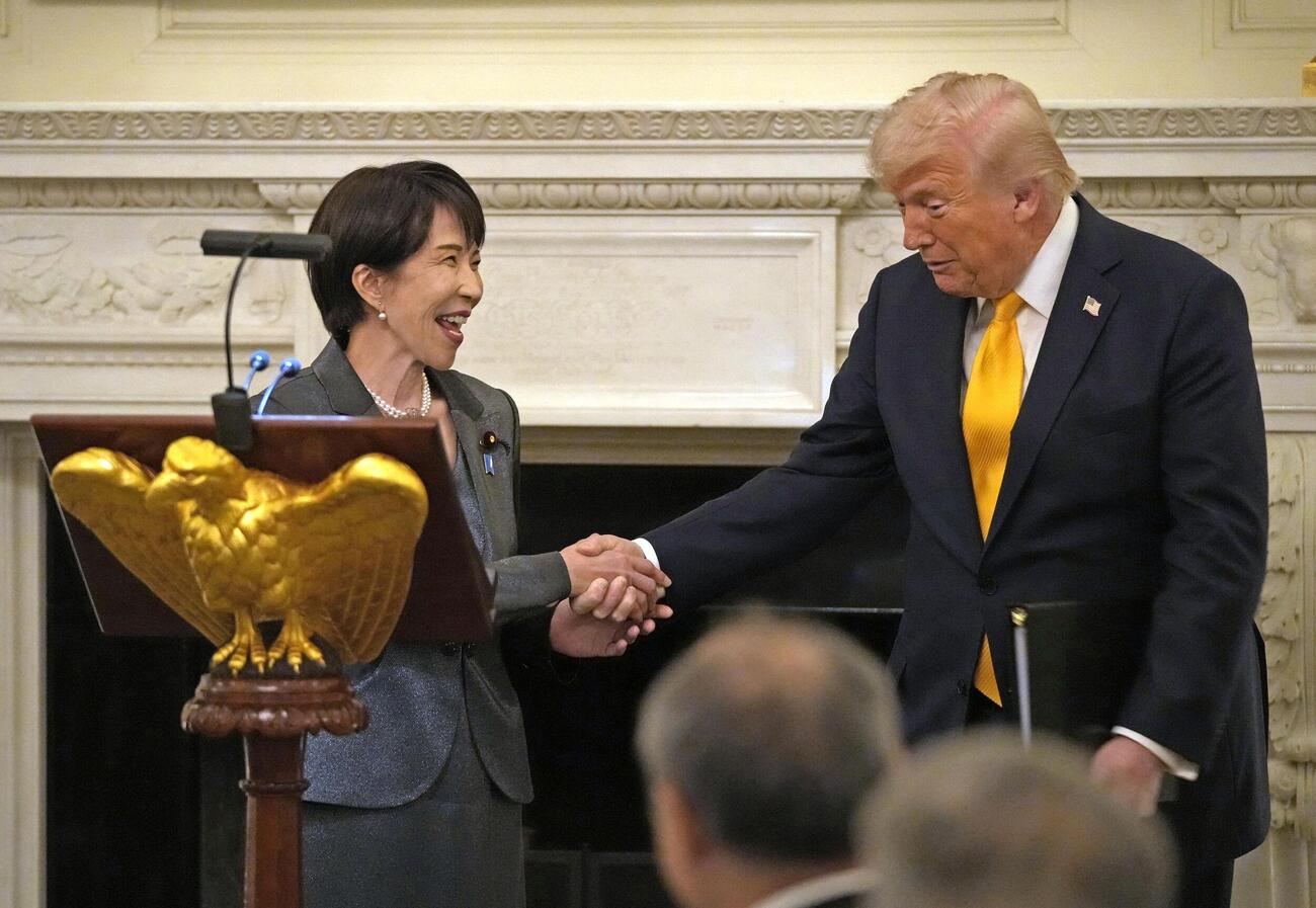 ホワイトハウスで行われた夕食会であいさつを終え、トランプ米大統領（右）と握手する高市首相（共同）