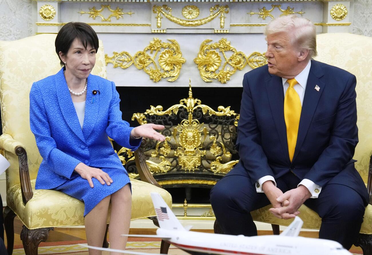 ホワイトハウスで会談する高市首相（左）とトランプ米大統領＝19日、ワシントン（共同）