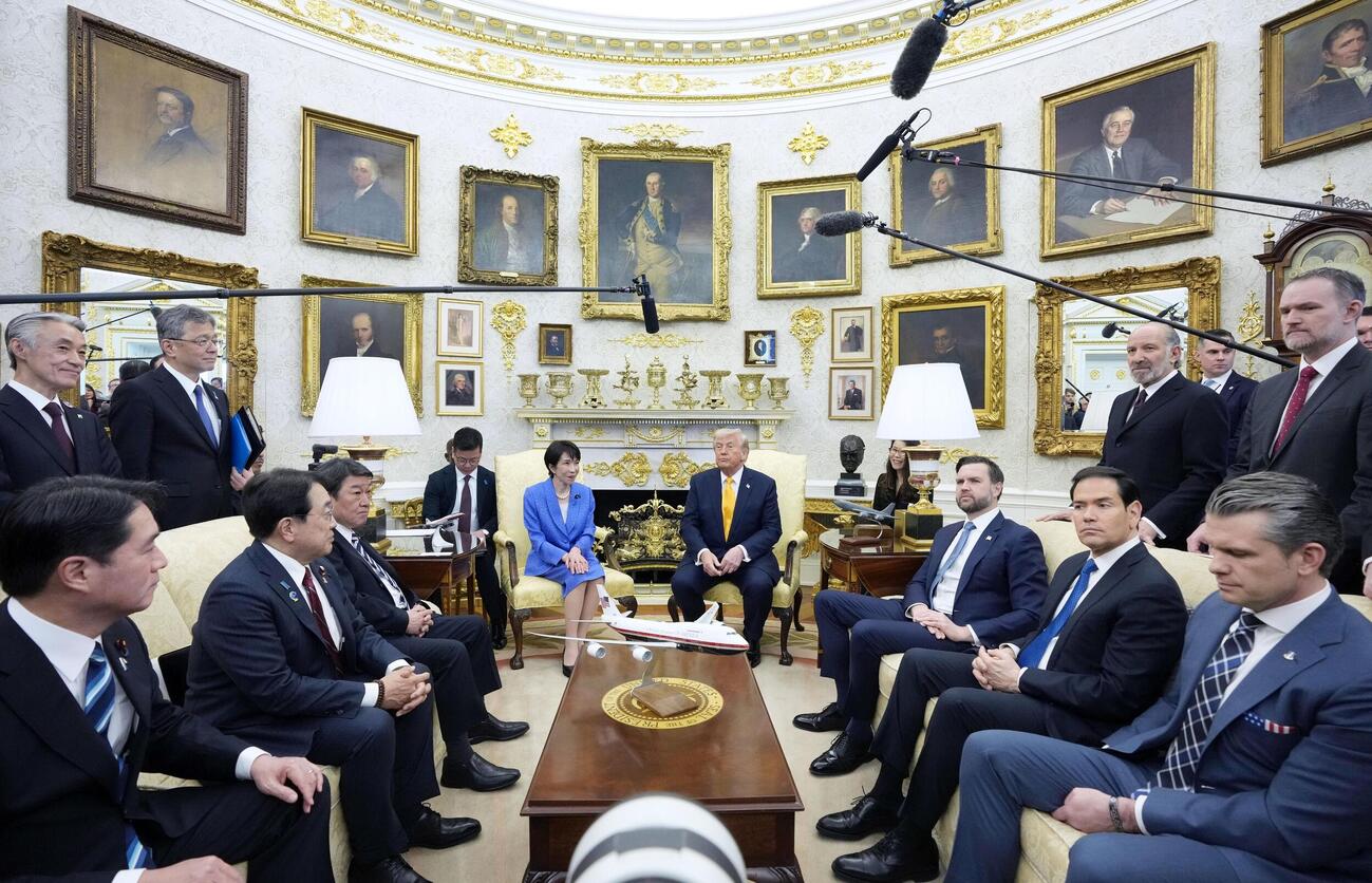 ホワイトハウスで会談する高市首相（奥左）とトランプ米大統領（同右）＝19日、ワシントン（共同）