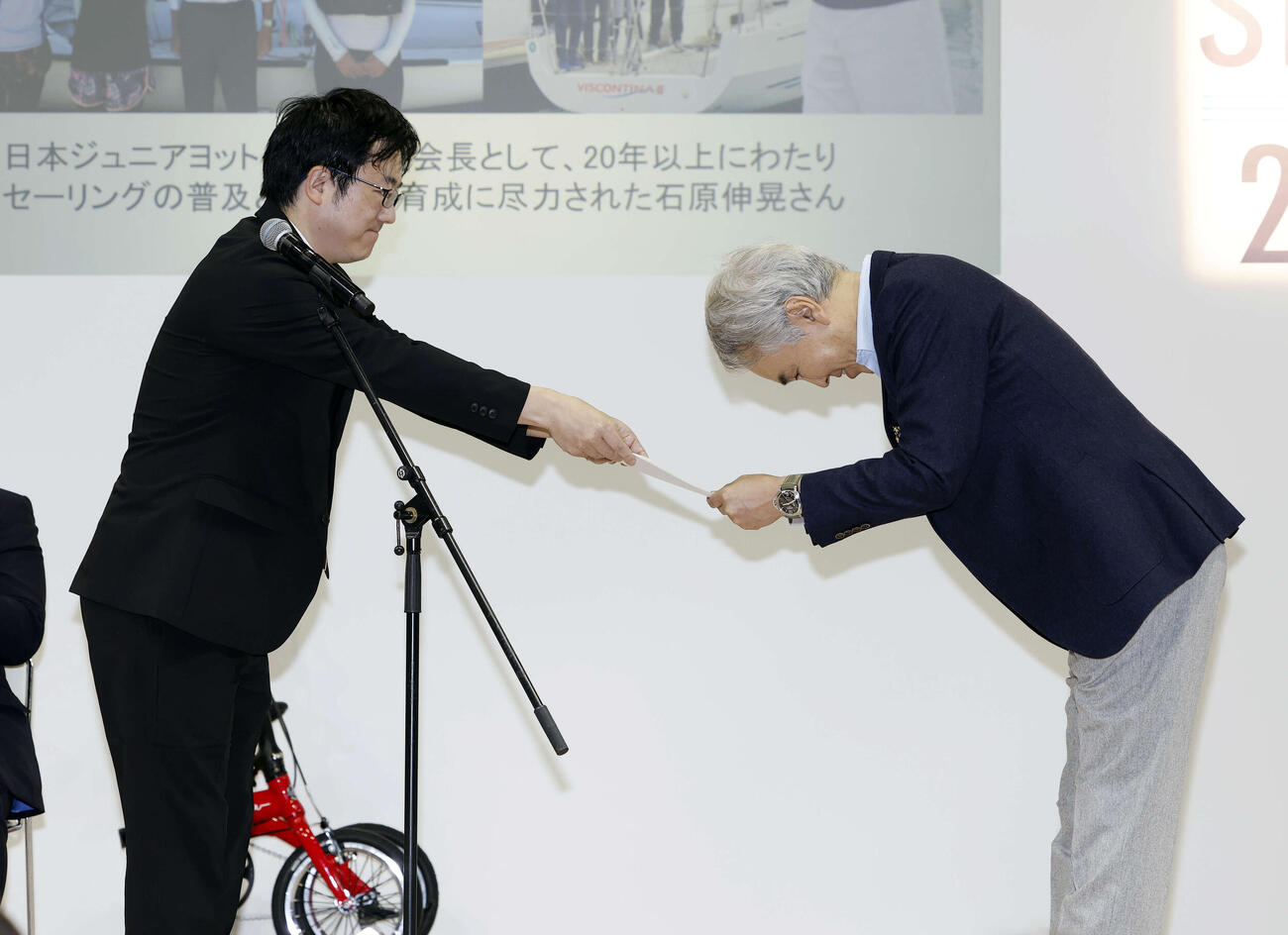 日本マリン賞2026表彰式、文化人・タレント部門賞を受賞し、賞状を受け取る石原伸晃氏（撮影・山本朝陽）
