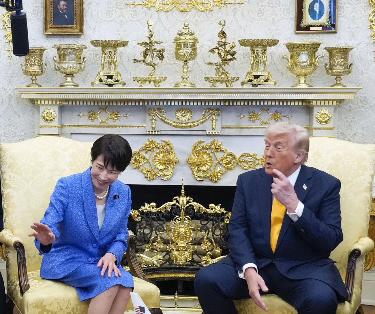ホワイトハウスで会談する高市首相（左）とトランプ米大統領(共同)