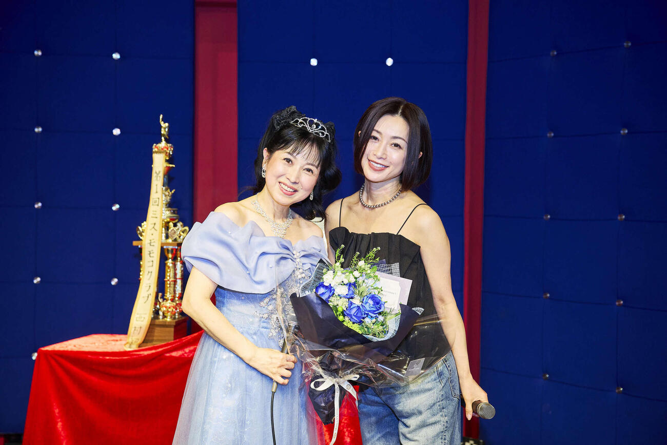 サプライズゲストで登場し西村知美（左）を祝福する酒井法子