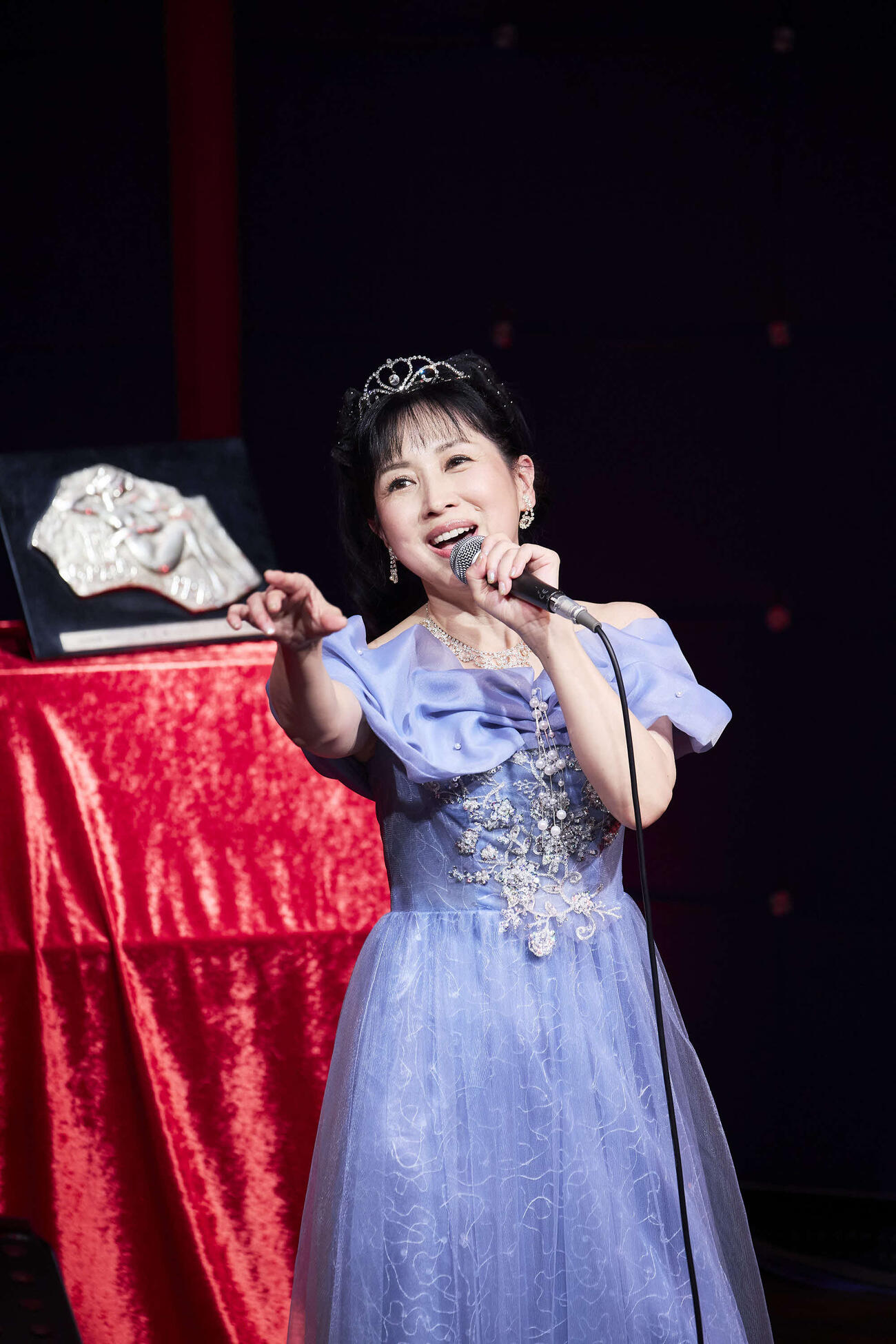 デビュー40周年記念コンサートで歌う西村知美