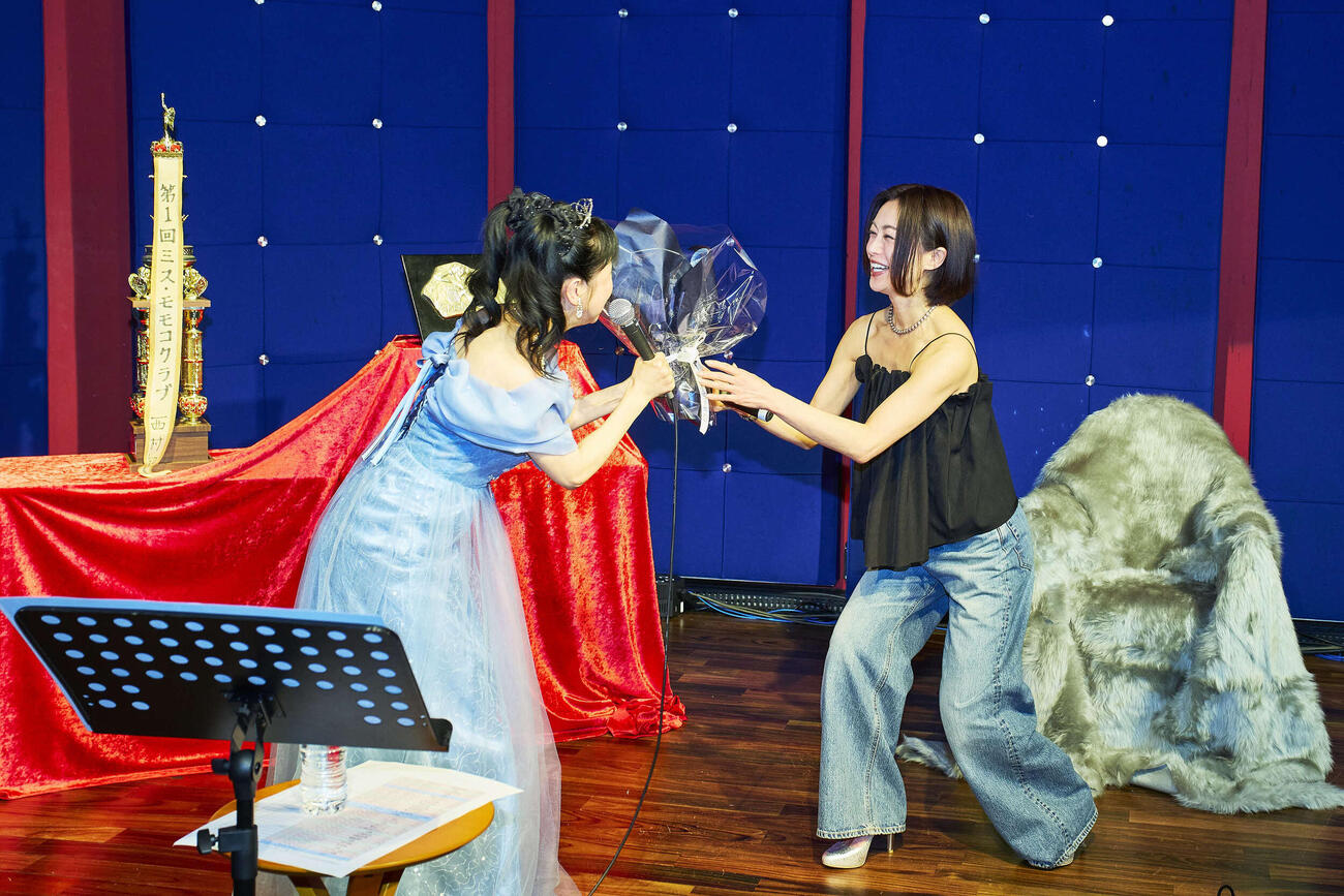 サプライズゲストで登場し西村知美（左）を祝福する酒井法子