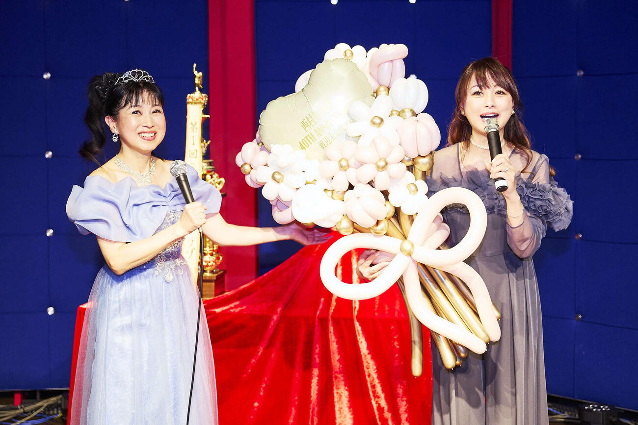 サプライズゲストで登場し西村知美（左）を祝福する渡辺美奈代