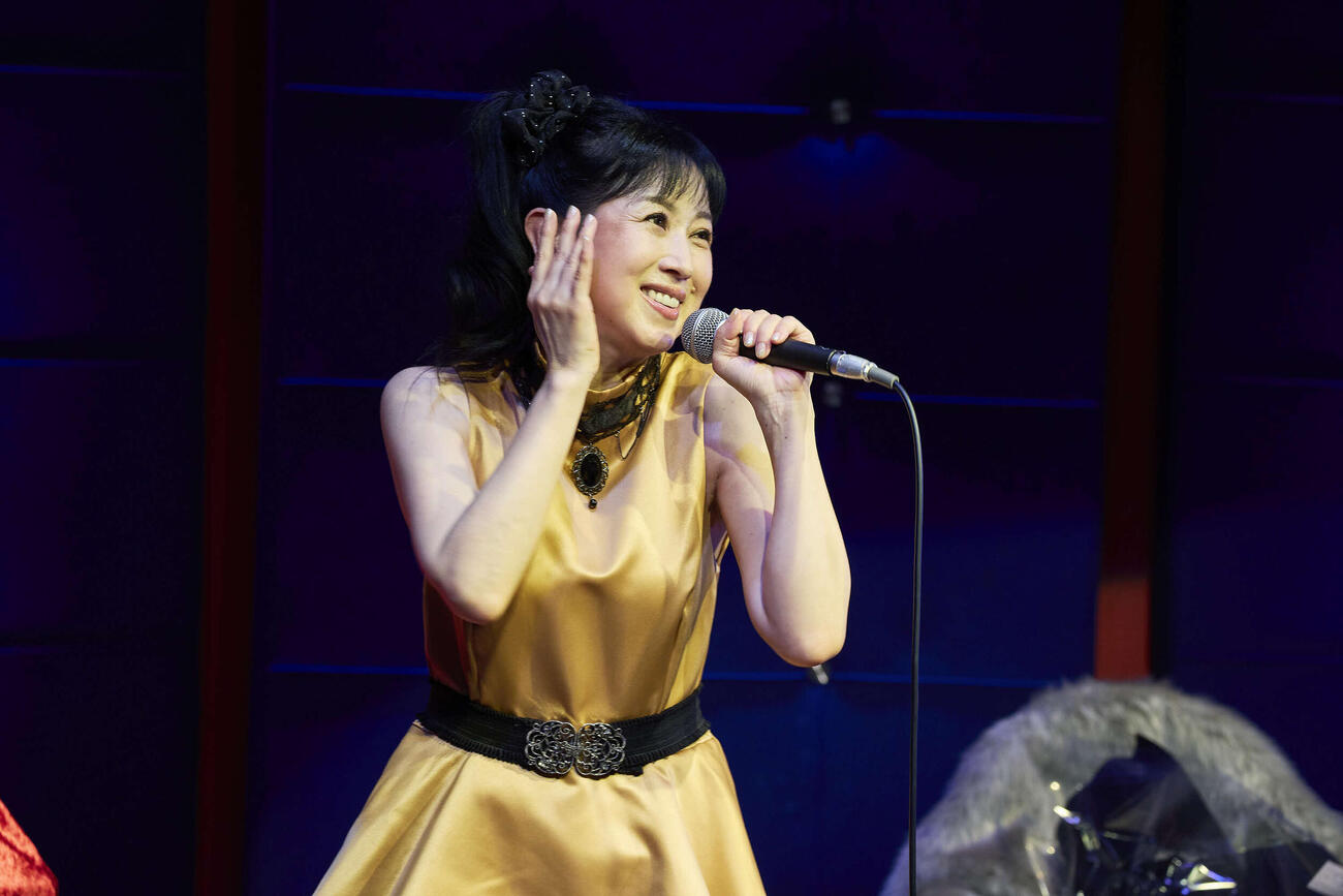 デビュー40周年記念コンサートで歌う西村知美
