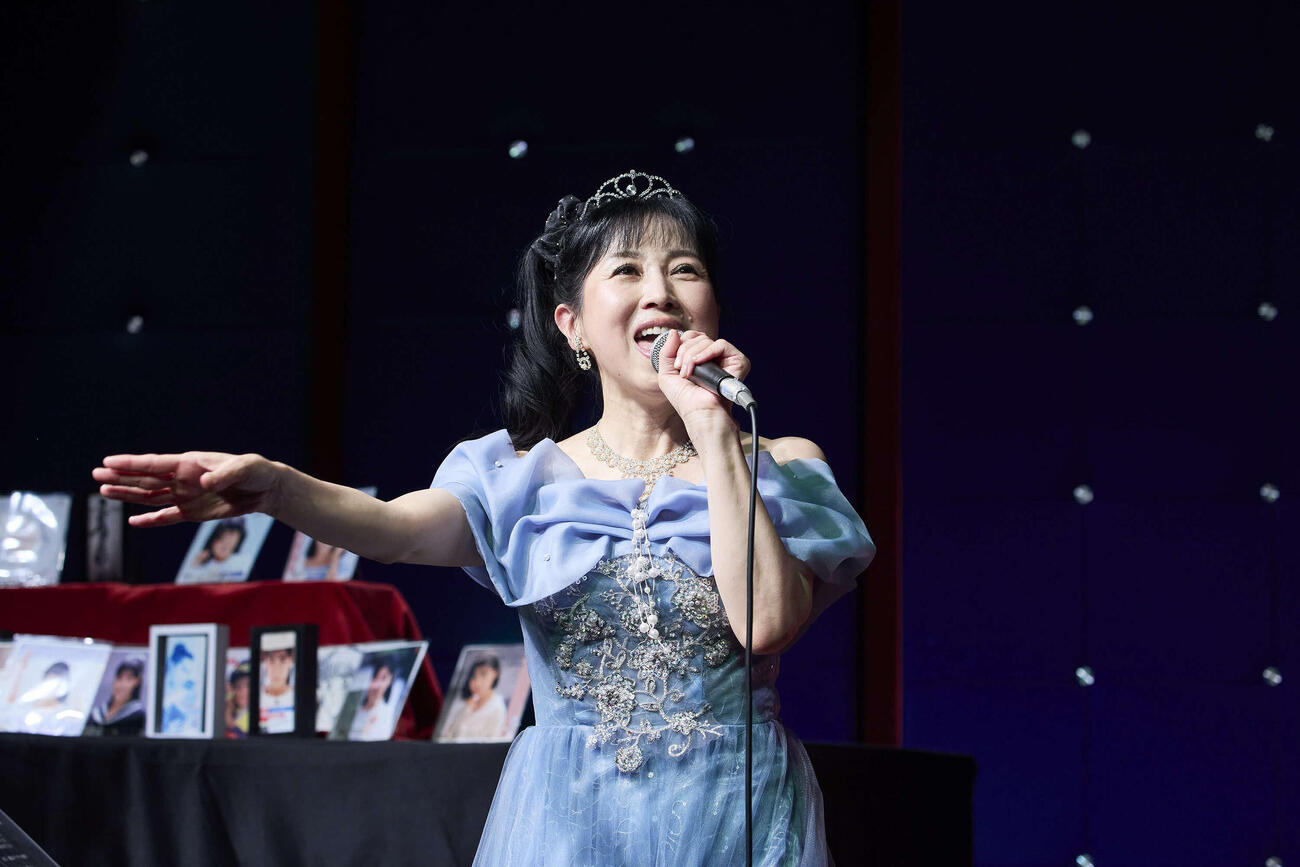 デビュー40周年記念コンサートで歌う西村知美