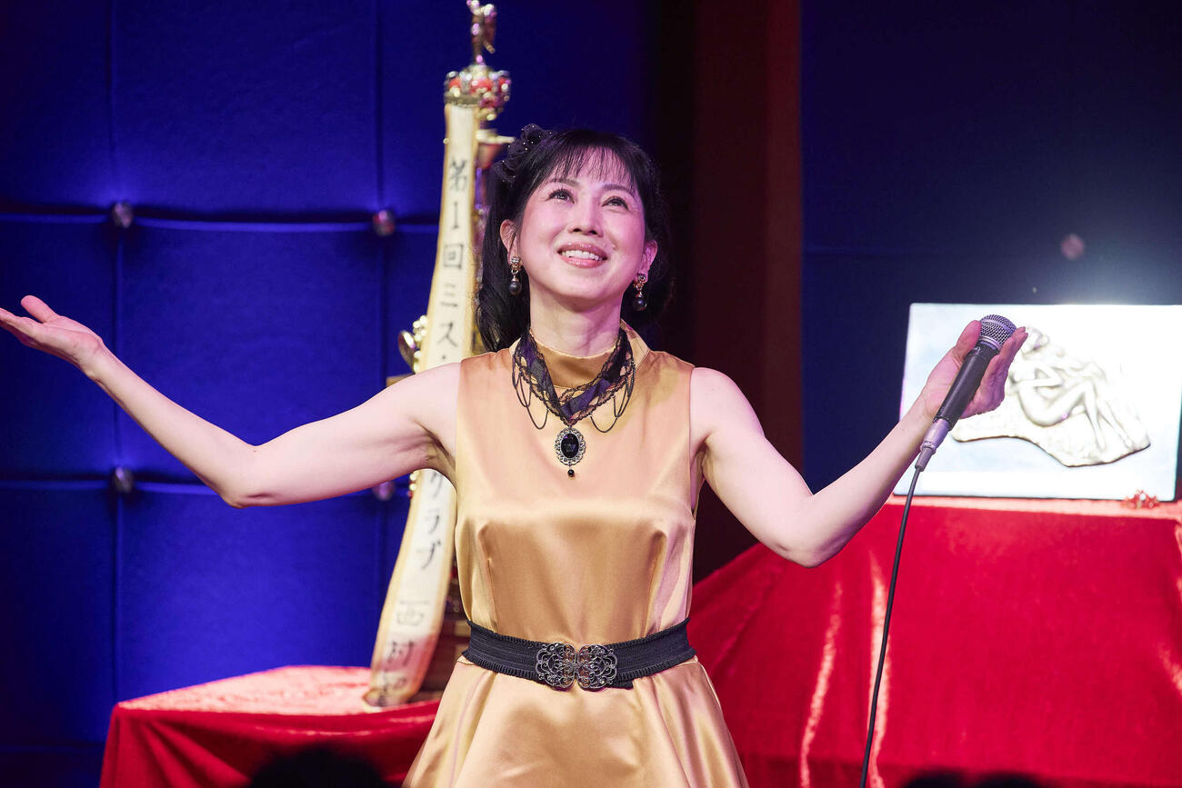 デビュー40周年記念コンサートで歌う西村知美