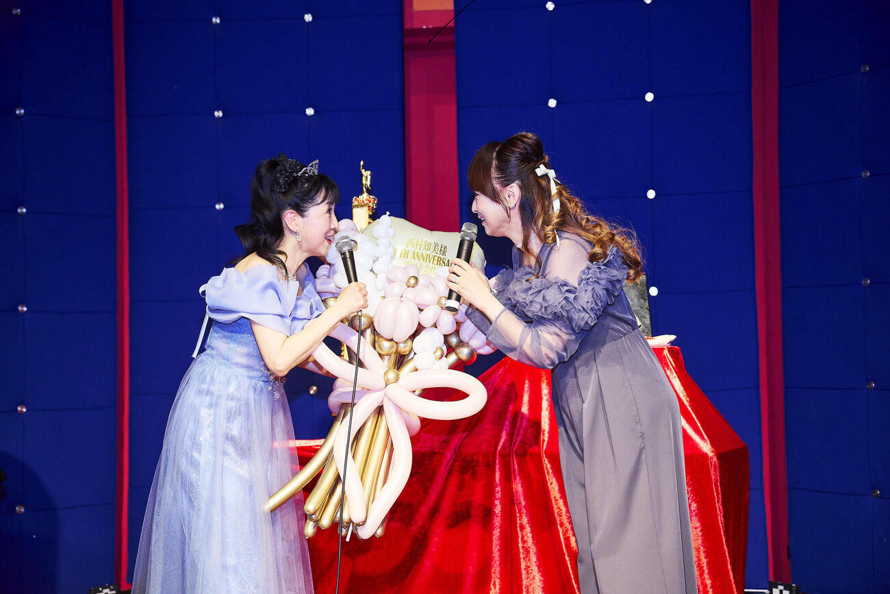 サプライズゲストで登場し西村知美（左）を祝福する渡辺美奈代