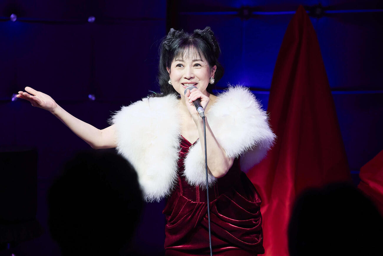 デビュー40周年記念コンサートで歌う西村知美