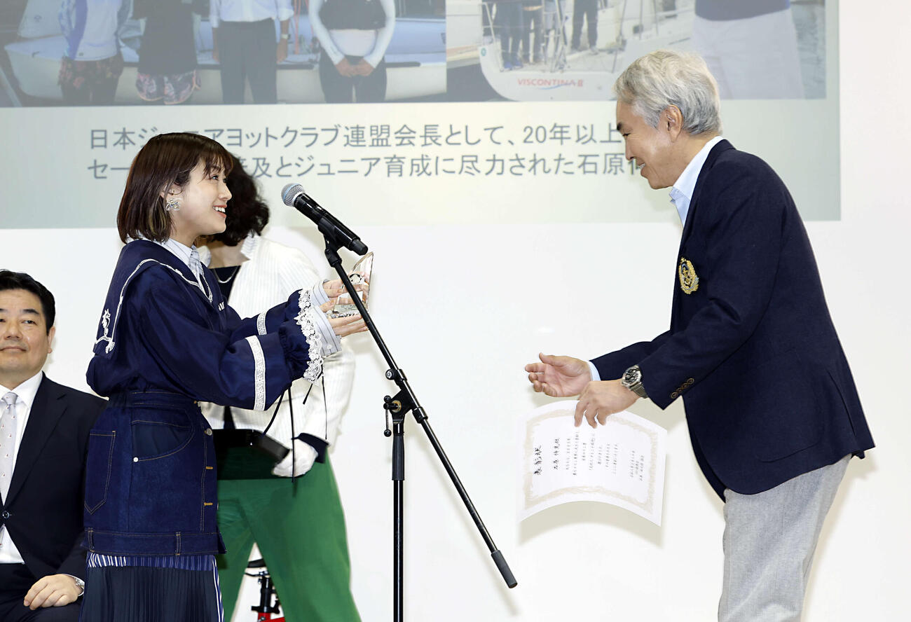日本マリン賞2026表彰式、文化人・タレント部門賞を受賞し、IMALUからトロフィーを贈呈される石原伸晃氏（右）（撮影・山本朝陽）
