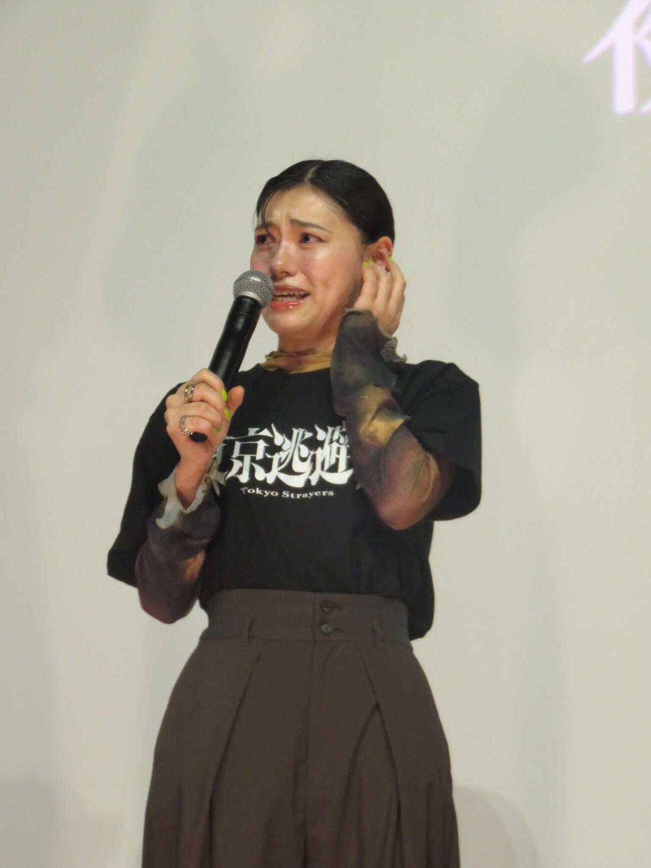 涙ぐむ池田朱那