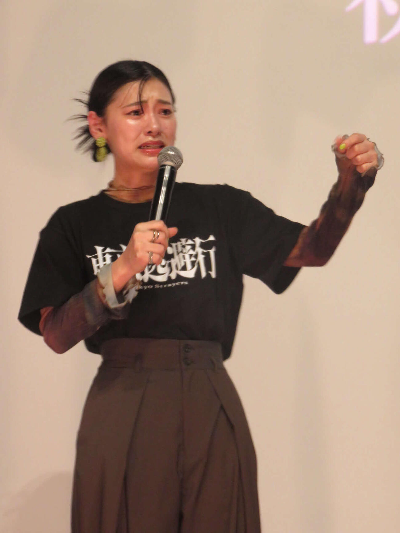 涙ぐむ池田朱那