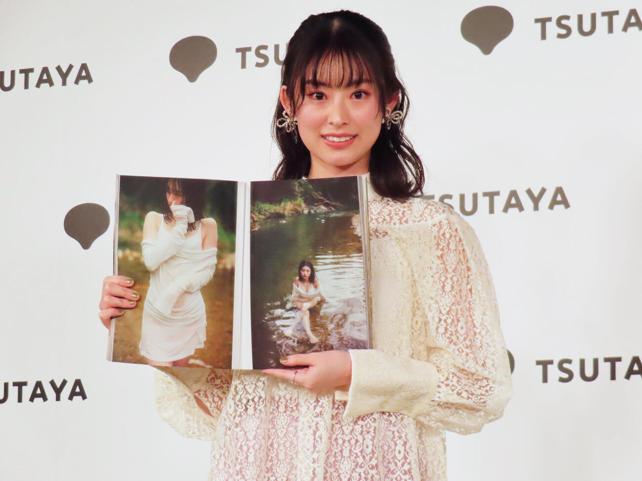 2nd写真集「BEST，」のお気に入りカットを見せる井本彩花
