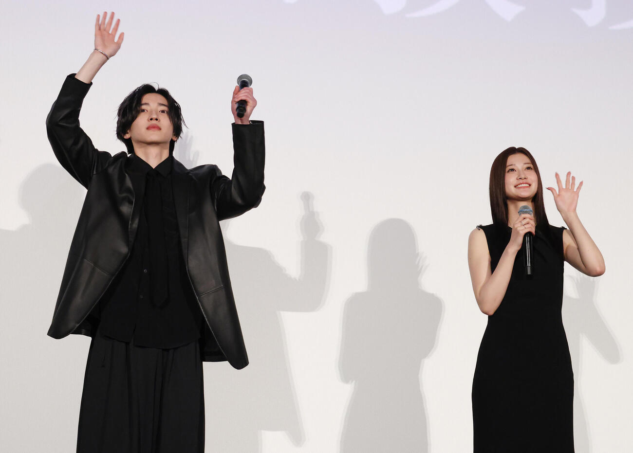 映画「君が最後に遺した歌」初日舞台あいさつを行う道枝駿佑（左）と生見愛瑠（撮影・中島郁夫）