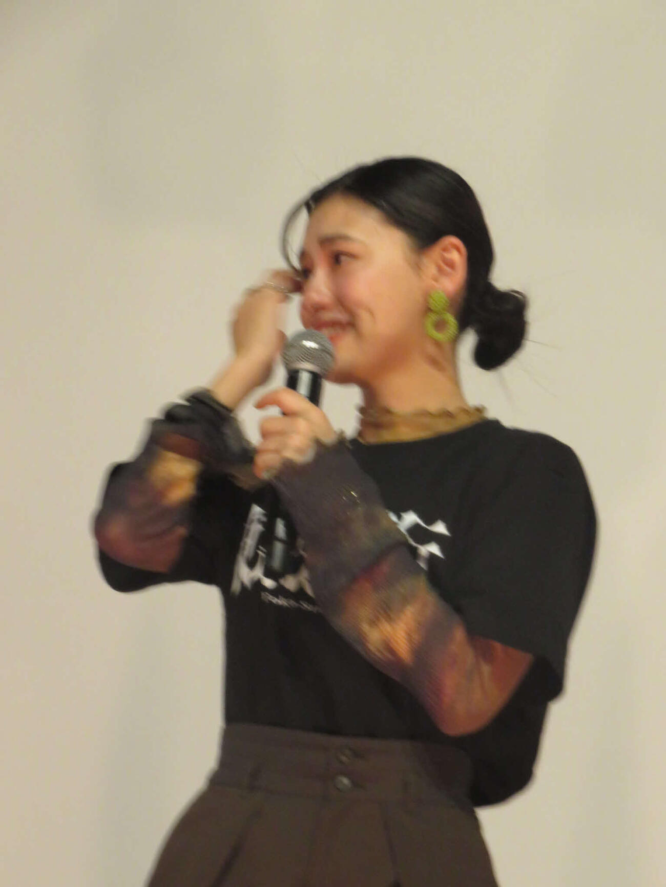 涙ぐむ池田朱那