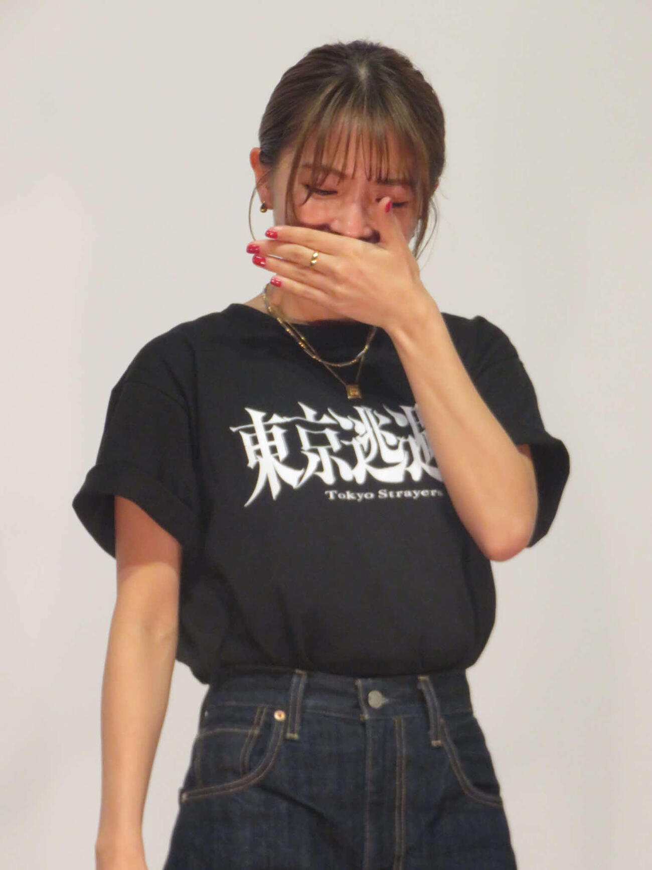 涙ぐむ寺本莉緒