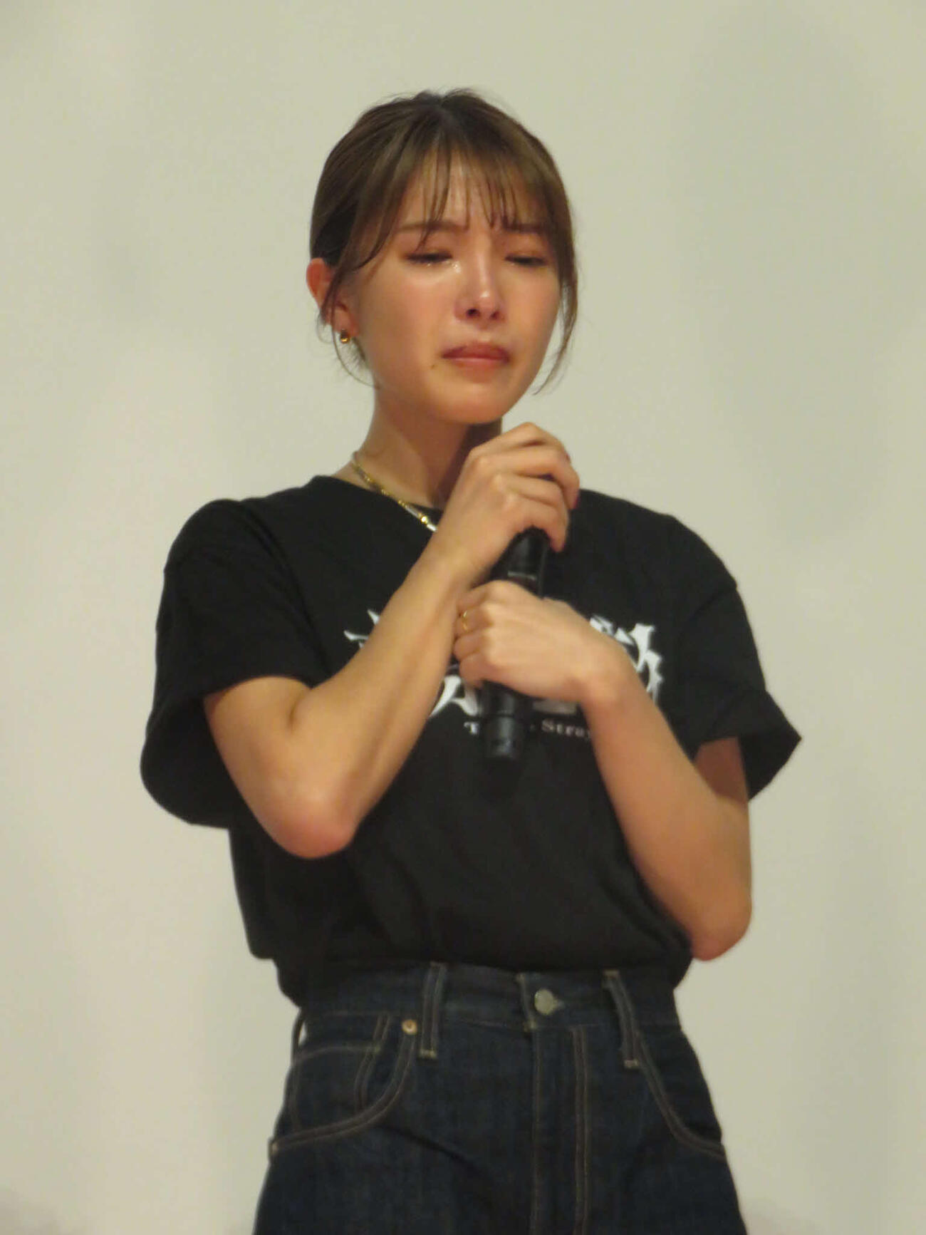 涙ぐむ寺本莉緒