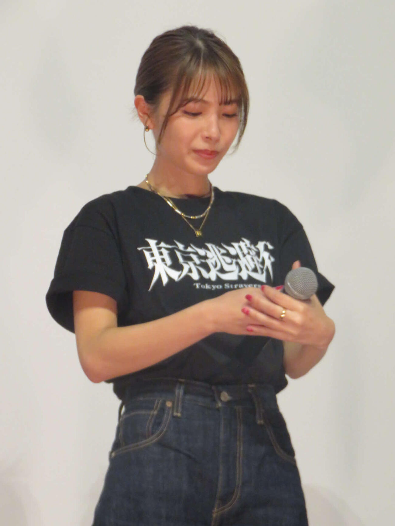 涙ぐむ寺本莉緒