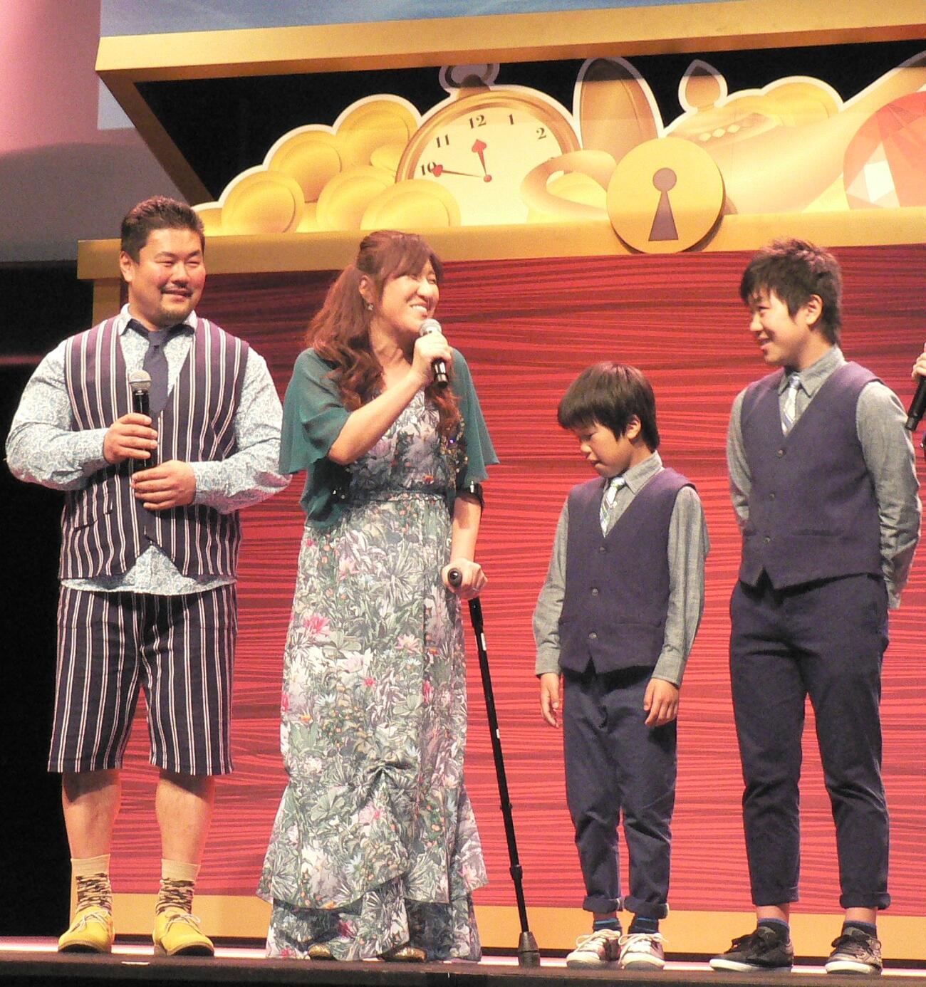 北斗晶（左から2人目）。左から佐々木健介、1人置いて誠之介君、健之介君（2013年4月撮影）