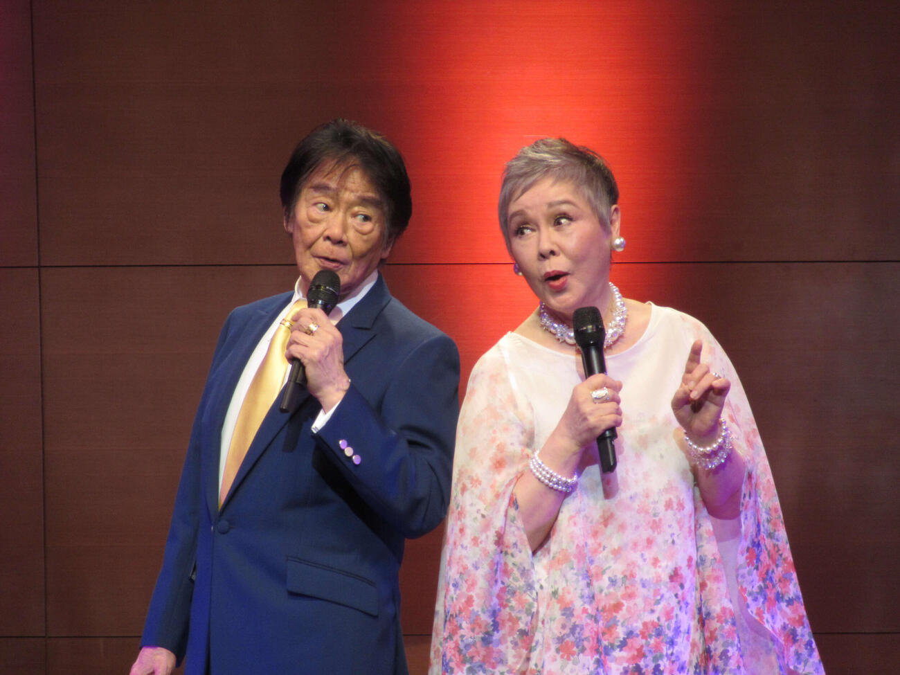 ともに80歳となる記念コンサートを行った田辺靖雄（左）と九重佑三子夫妻