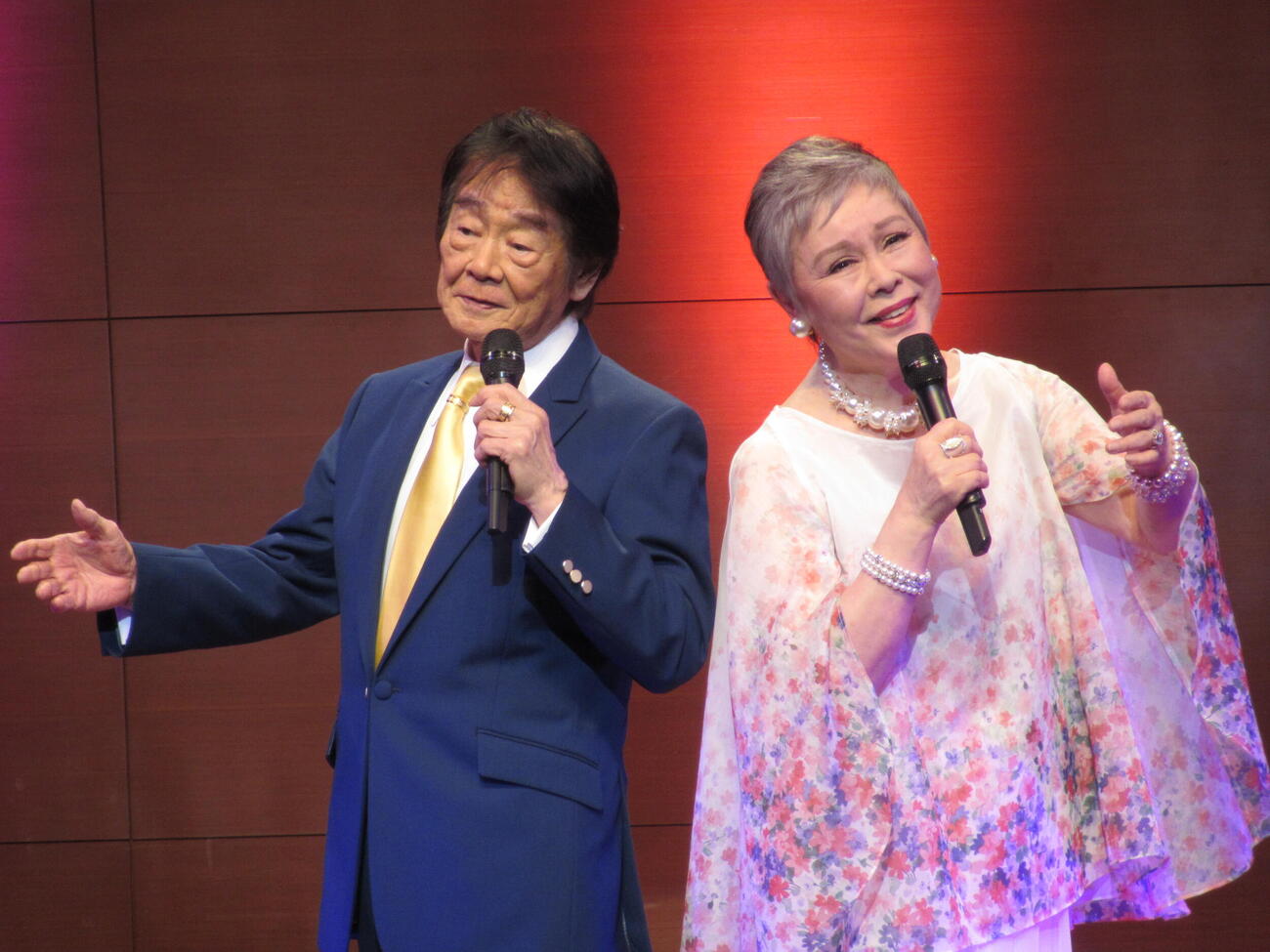ともに80歳となる記念コンサートを行った田辺靖雄（左）と九重佑三子夫妻（20日、東京・けやきホール）