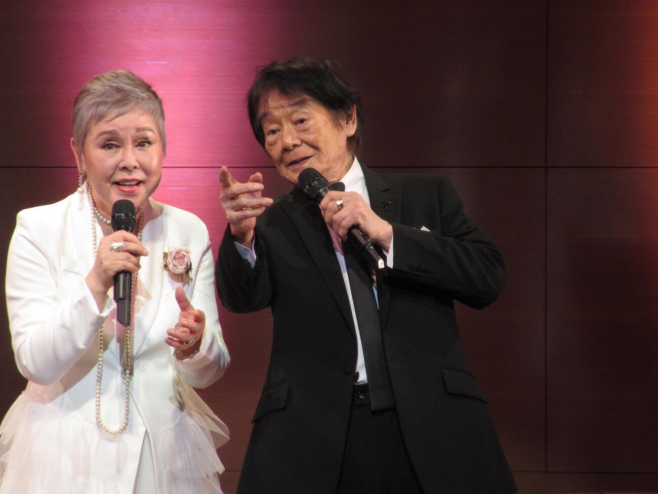 ともに80歳となる記念コンサートを行った田辺靖雄（右）と九重佑三子夫妻（20日、東京・けやきホール）