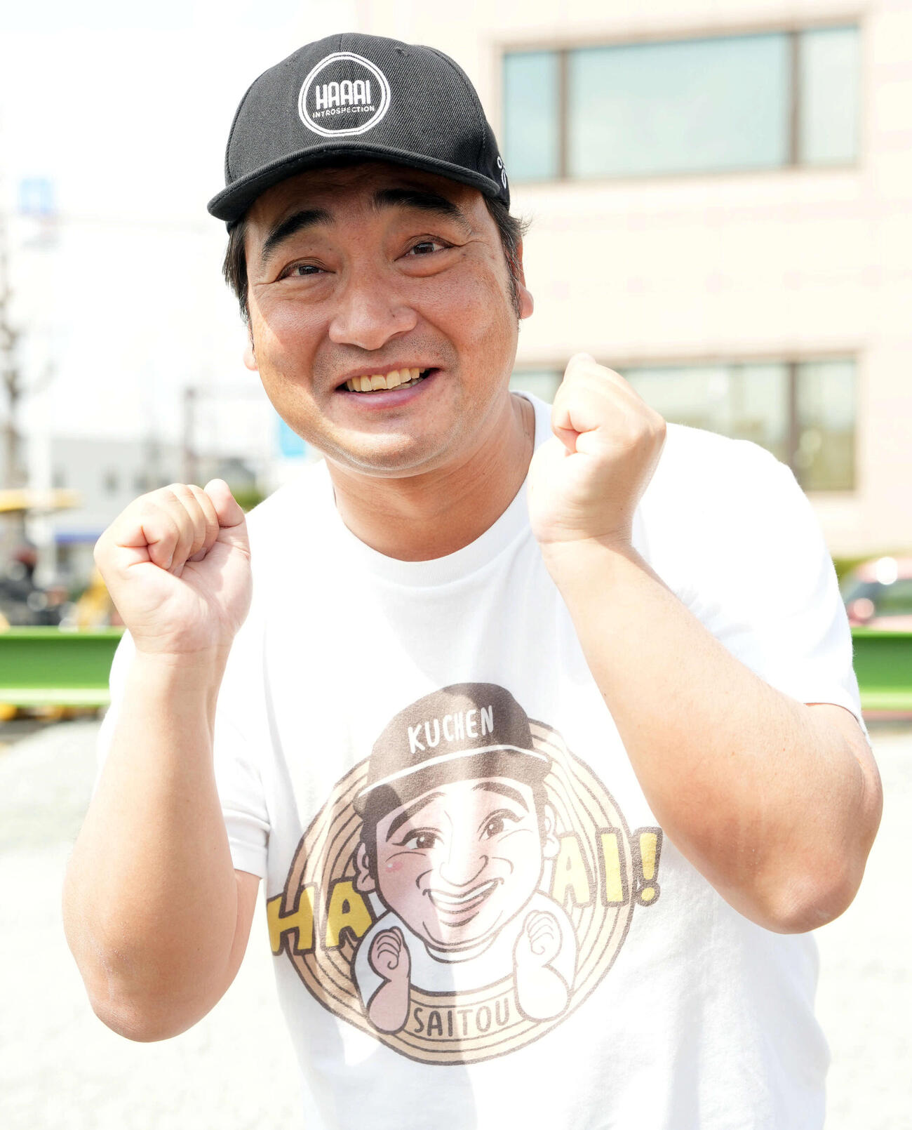「広めてくださいね」笑顔でポーズを決める斉藤慎二被告（撮影・たえ見朱実）