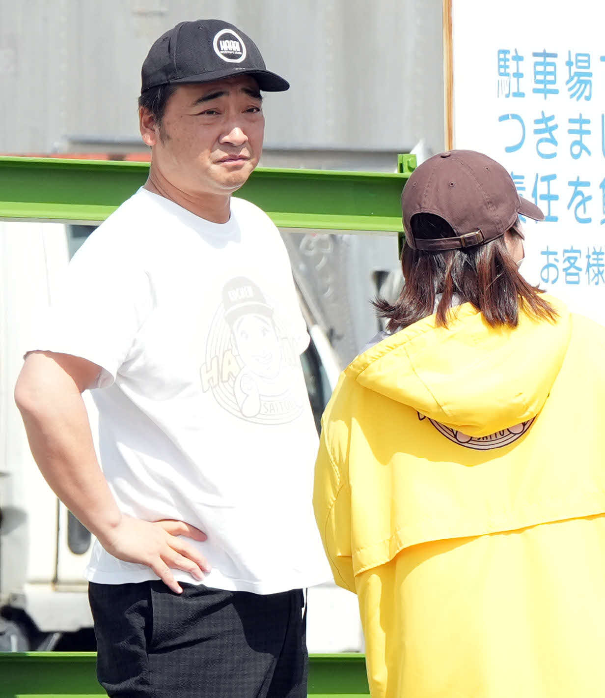 スタッフと話をする斉籐慎二被告（撮影・たえ見朱実）