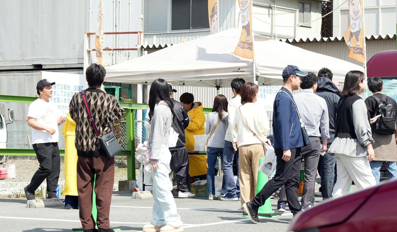 バウムクーヘンの販売を行った斉籐慎二被告（撮影・たえ見朱実）