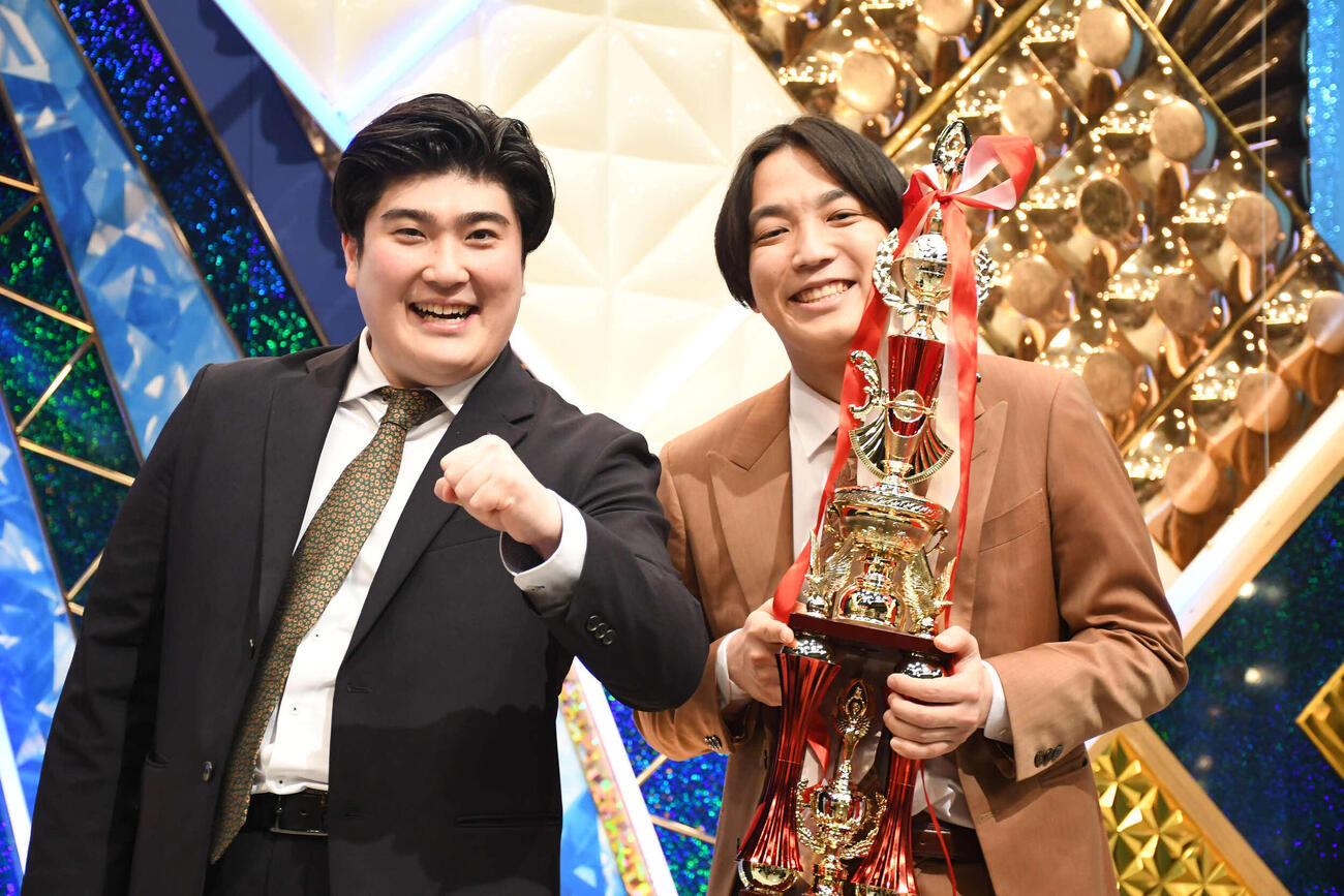 「第55回NHK上方漫才コンテスト」に優勝した例えば炎のタキノルイ（左）と田上（撮影・阪口孝志）