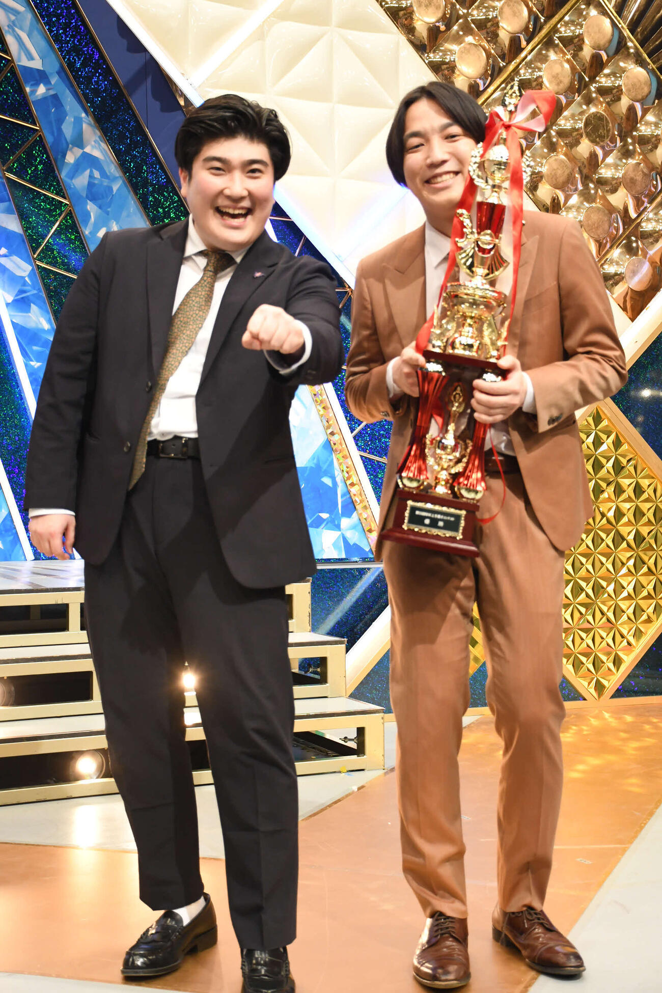 「第55回NHK上方漫才コンテスト」に優勝した例えば炎のタキノルイ（左）と田上（撮影・阪口孝志）