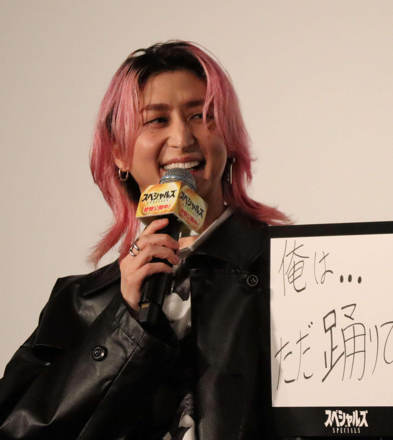 映画「スペシャルズ」の公開御礼舞台あいさつに出席した佐久間大介