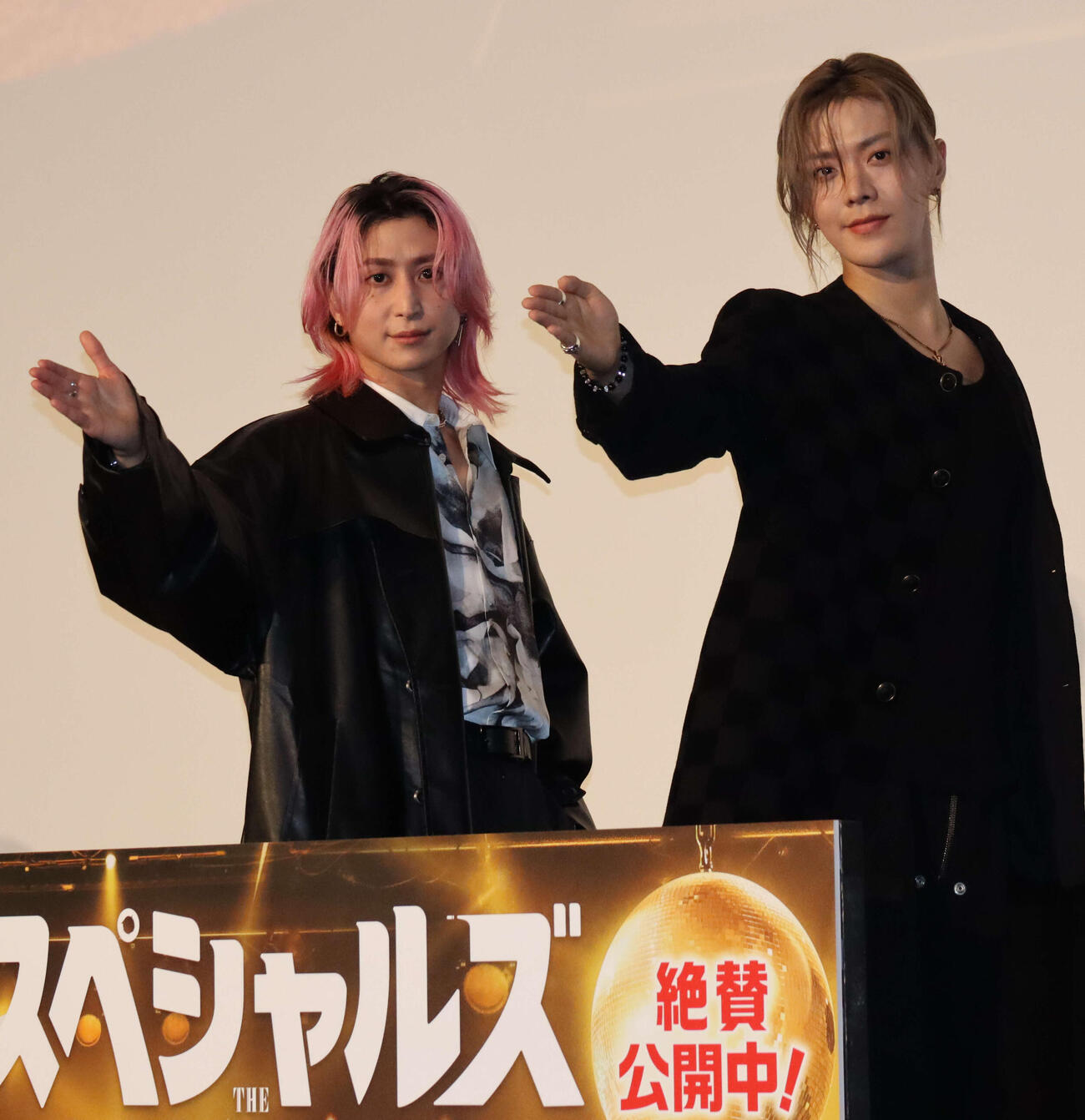 映画「スペシャルズ」の公開御礼舞台あいさつに出席した佐久間大介と中本悠太（右）