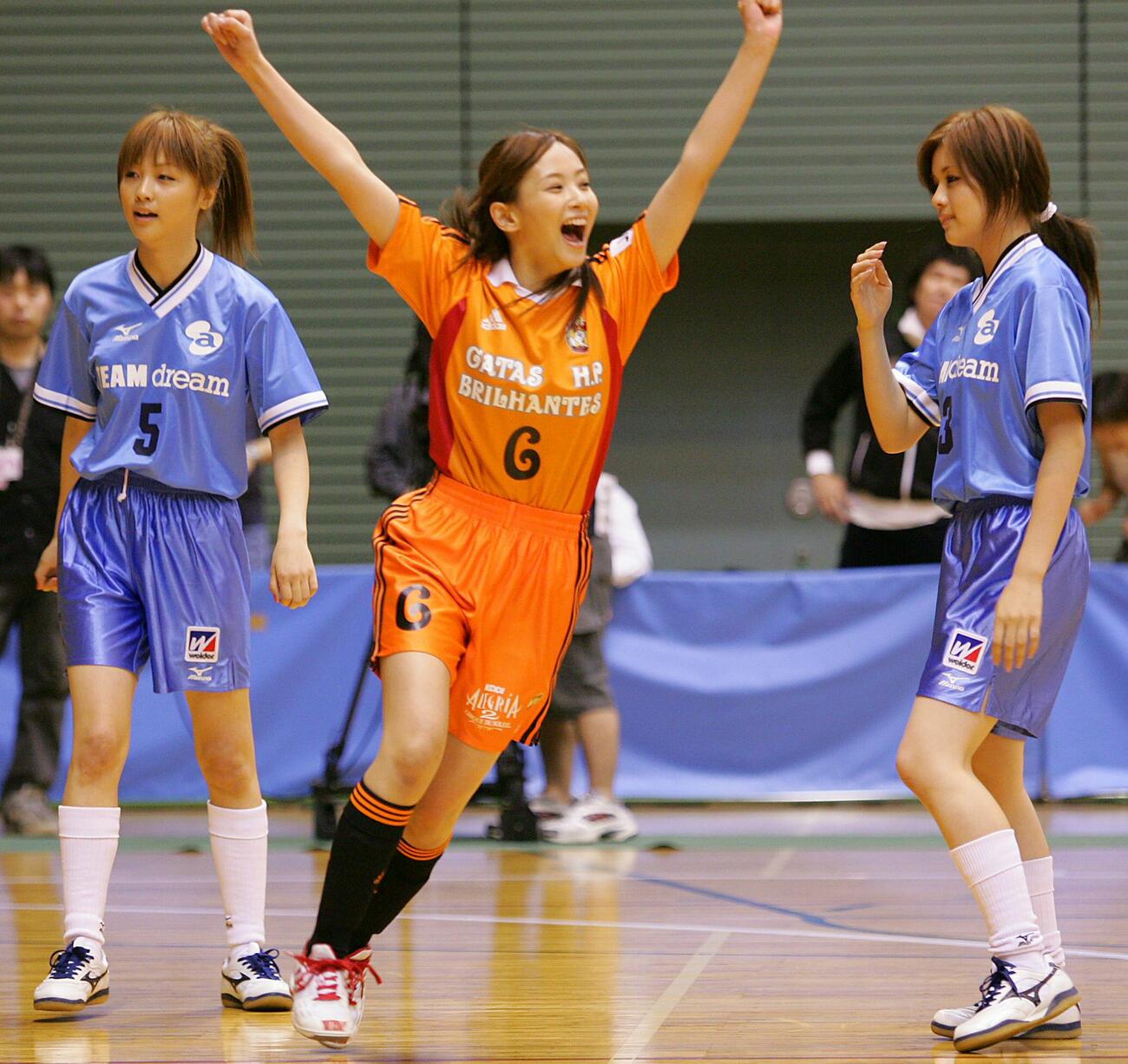 芸能人女子フットサル公式戦「フジテレビ739カップ」　ガッタス対チームドリーム　ゴールを決めガッツポーズを決めるガッタス藤本美貴（2005年5月撮影）