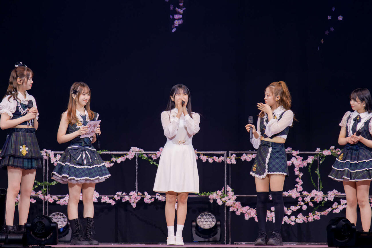 モーニング娘。’26への加入が発表され、あいさつする杉原明紗（中央）