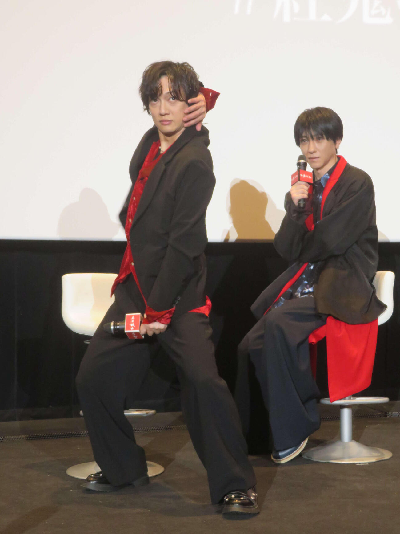 記憶で宝塚歌劇団花組ポーズを披露する喜矢武豊（左）と鈴木拡樹（撮影・川田和博）